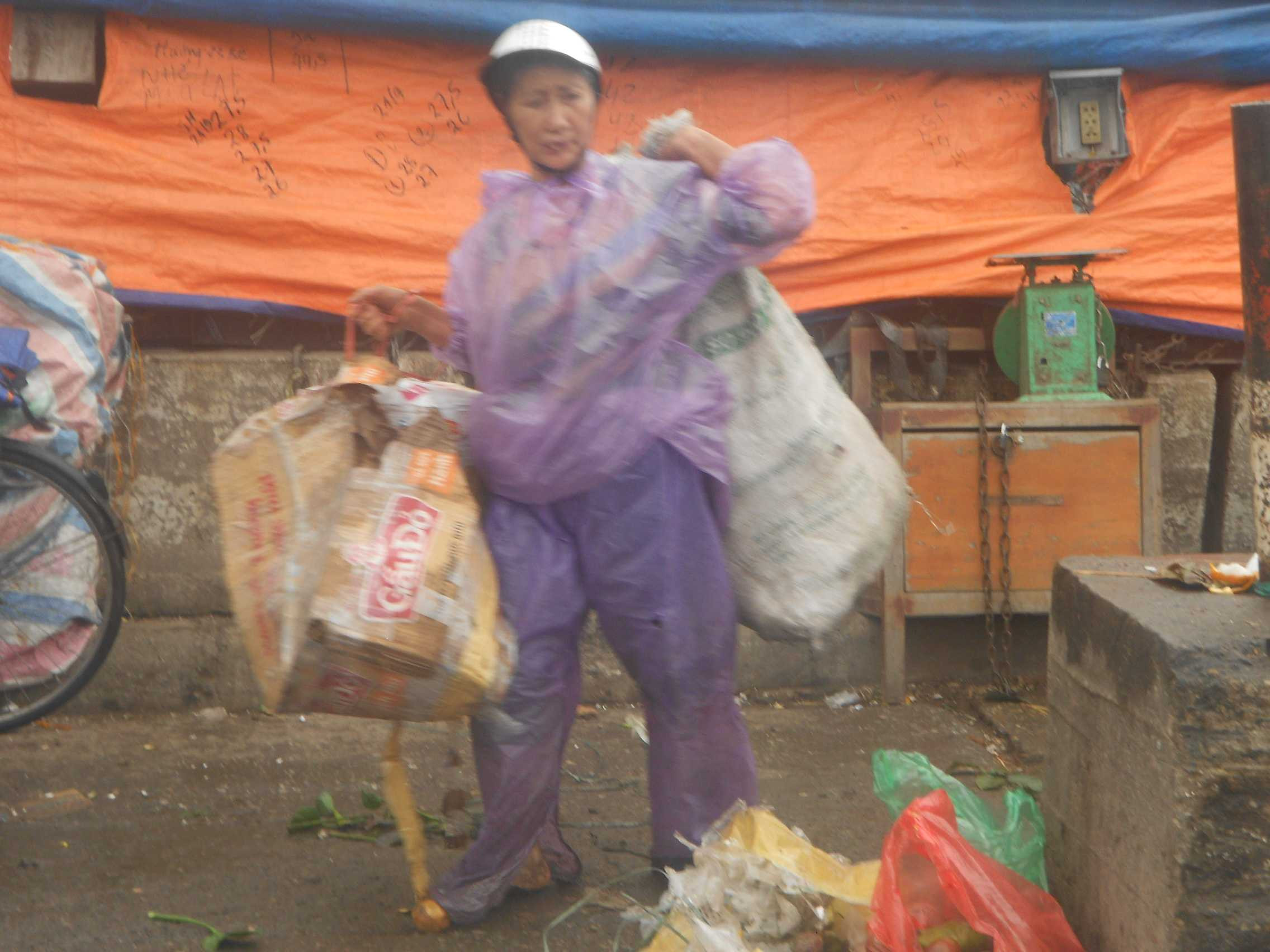 Từ sớm người phụ nữ đã đi lượm rác kiếm tiền nuôi gia đình