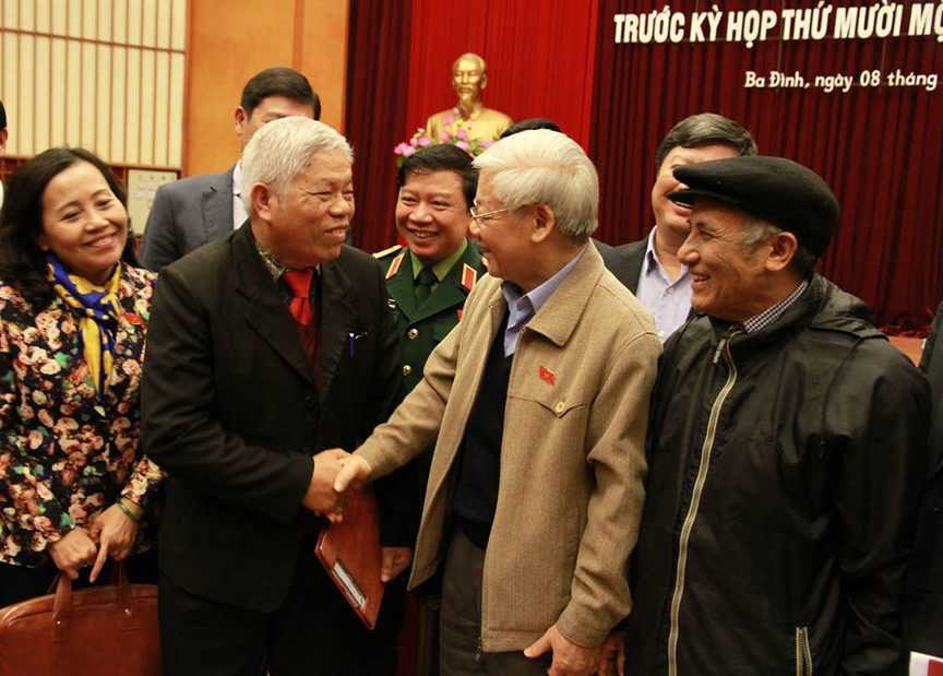 Tổng bí thư trao đổi với các cử tri