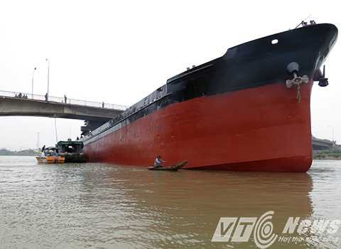 Tàu HP3016 quá khổ thông thuyền đâm va gãy dầm cầu An Thái (Hải Dương) - Ảnh MK