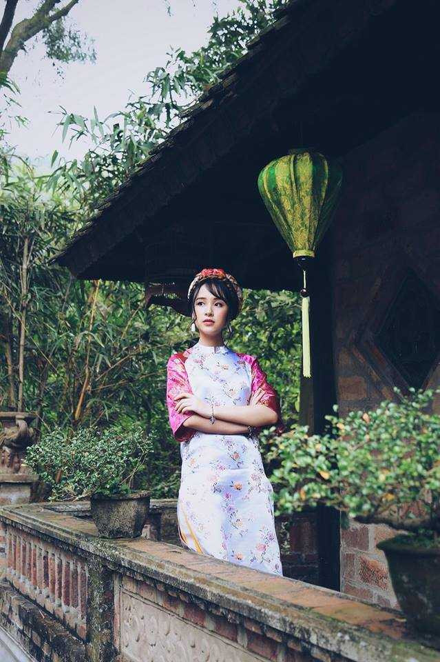 Hương thảo là thành viên tổ chức tình nguyện “Trái tim hồng” chuyên giúp đỡ các em nhỏ vùng sâu vùng xa và các hoàn cảnh khó khăn. 