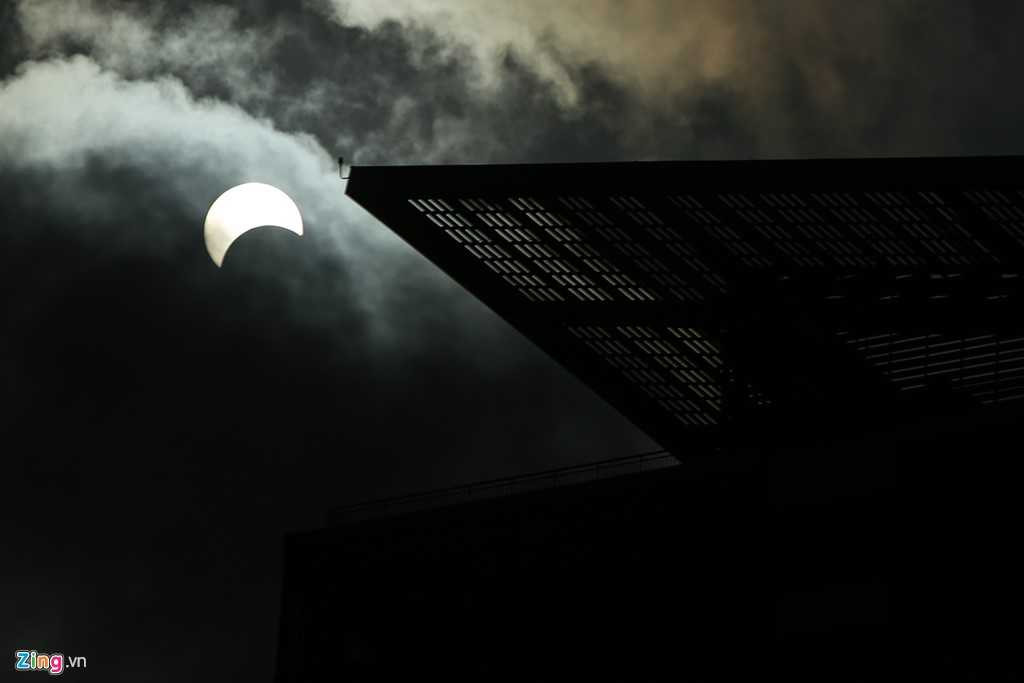 Nhật thực lúc 7h57 qua nóc toàn nhà Vincom, quận 1.