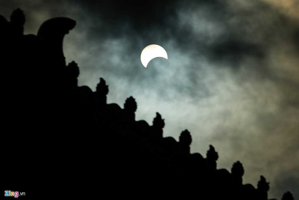 Nhật thực trên nóc tòa nhà Bưu điện Thành phố.