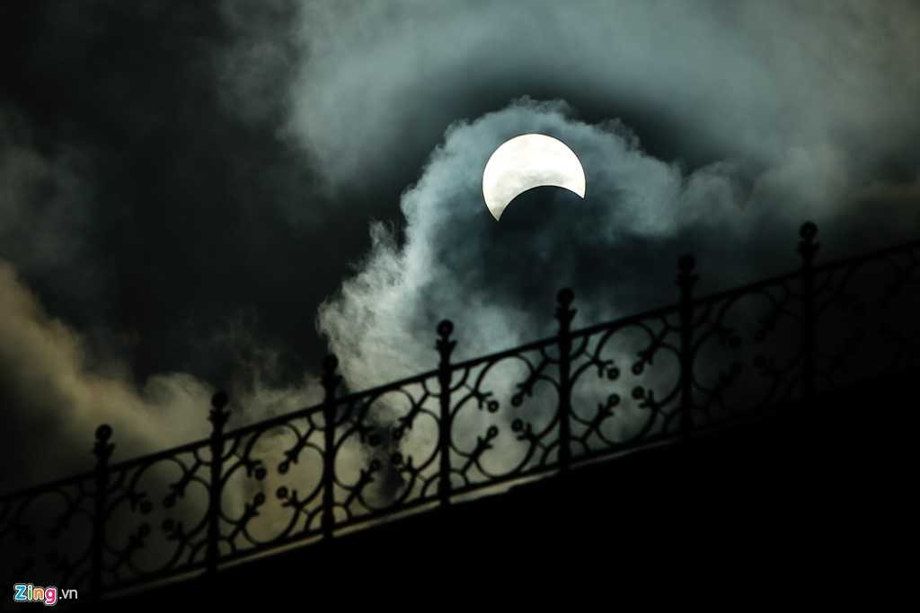 Nhật thực lúc 8h05 qua hàng rào cổ.