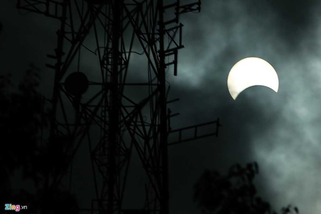 Nhật thực qua tòa tháp truyền tin Bưu điện TP HCM.