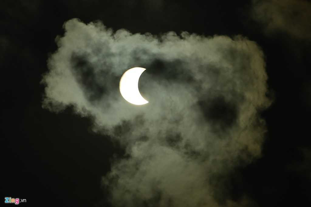 7h23, một đám mây bay ngang khiến nhật thực càng thêm phần kỳ ảo.