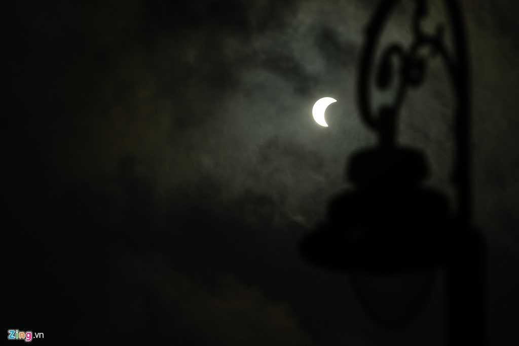Nhật thực lúc 7h34 phút qua cột điện trên bến Bạch Đằng, quận 1.