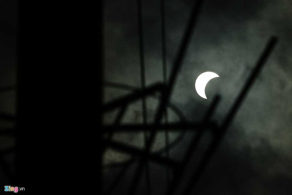 Nhật thực đạt cực đại che phủ 50,6 % lúc 7h39 qua cột cờ Thủ Ngữ hơn 200 năm tuổi của Sài Gòn.