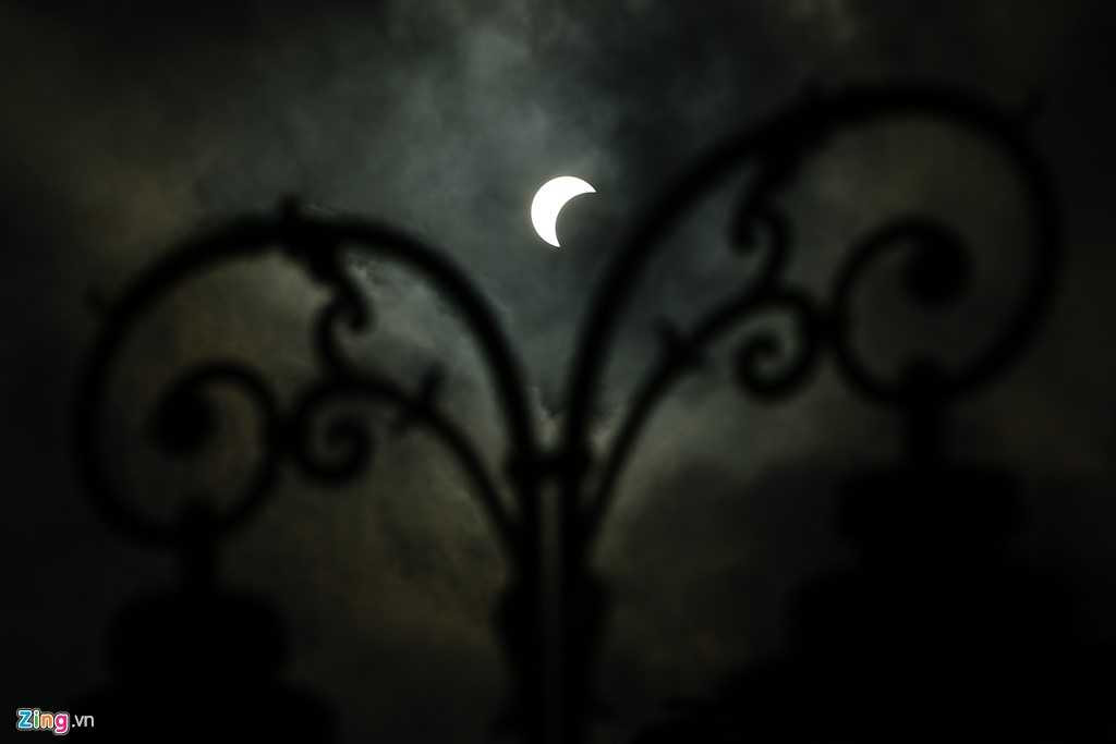 Nhật thực lúc 7h40 qua cột đèn cổ trên Bến Nhà Rồng.