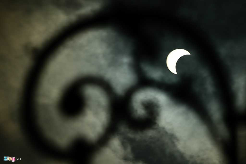 Để quan sát được, người xem phải dùng thiết bị để tránh bị chói mắt dẫn đến mù lòa.