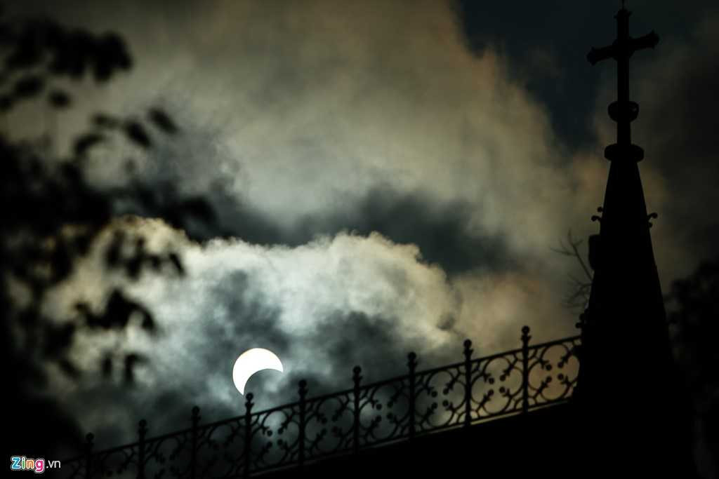 Nhật thực lúc 7h54 trên nóc tháp chuông cổ của Vương cung Thánh đường Đức Bà Sài Gòn.