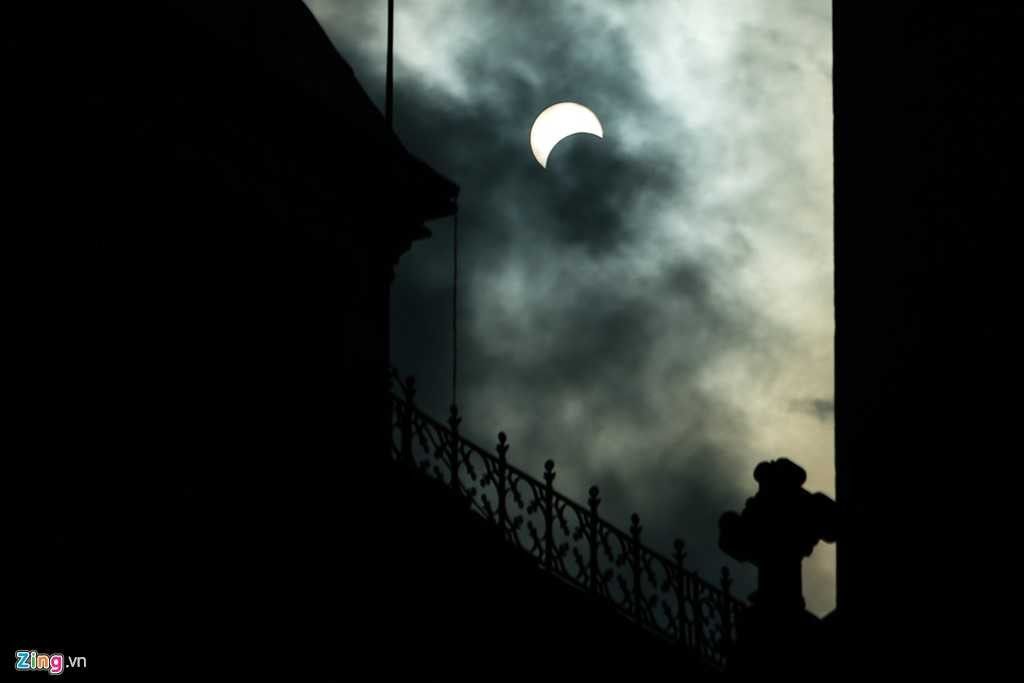 Ảnh: Khoảnh khắc Nhật thực độc đáo ở TP.HCM