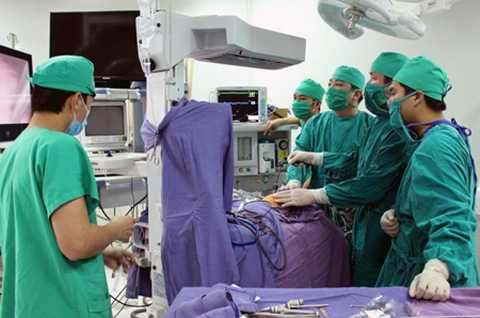 Các bác sỹ tiến hành phẫu thuật cho bệnh nhi Các bác sỹ tiến hành phẫu thuật cho bệnh nhi