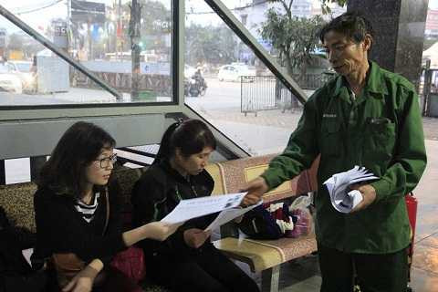 Ông Sơn đi phát tờ rơi tìm con khắp bến xe