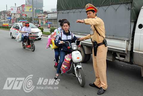 Học sinh Hà Nội không đội mũ bảo hiểm rất phổ biến