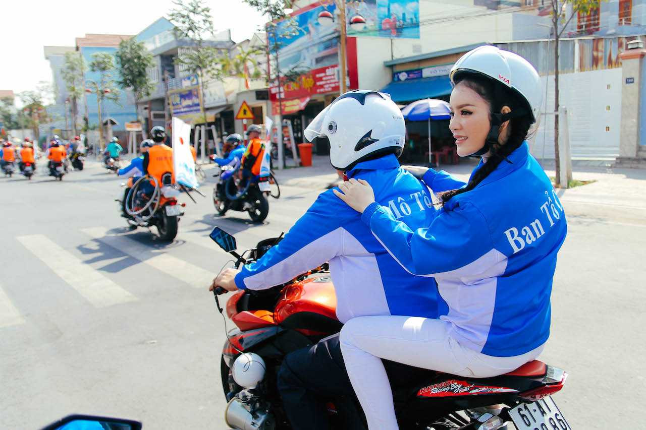 Lý Nhã Kỳ xinh đẹp ngồi mô tô thể thao thu hút sự chú ý