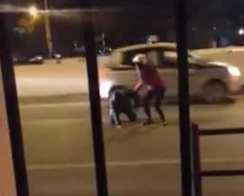 Nam thanh niên được cô gái dìu đứng dậy sau khi bị xe máy đâm