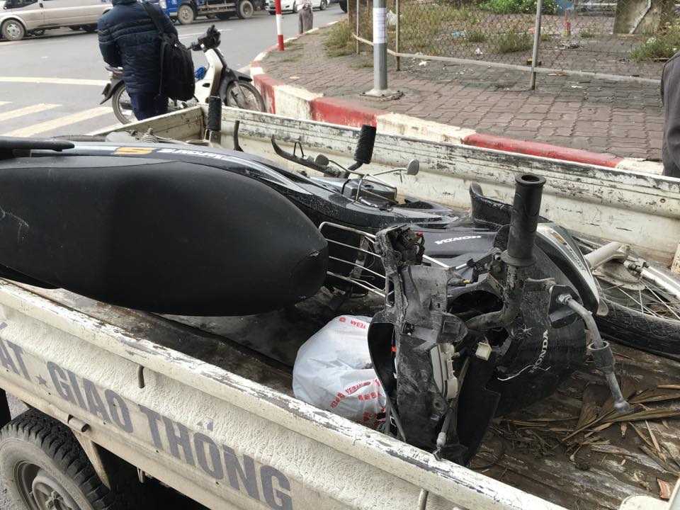 Chiếc xe nạn nhân bị hư hỏng nặng phần đầu. 