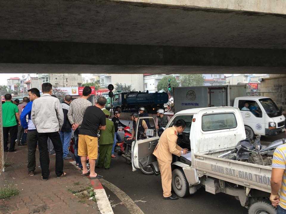 gười dân quanh đó cho biết, có thể nạn nhân đâm vào lan can bên đường, ngã xuống cầu tử vong.