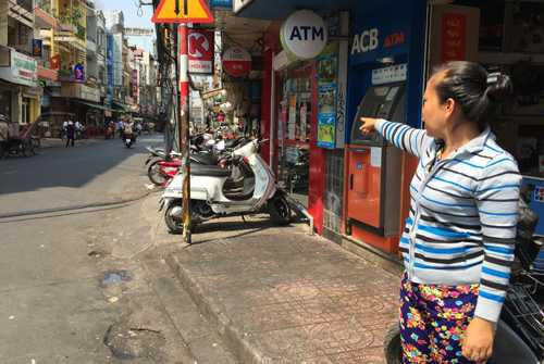 Chị Ánh, người bán bánh mì kể lại diễn biến chứng kiến bé Ng. bị đối tượng bắt lên xe máy chở đi.