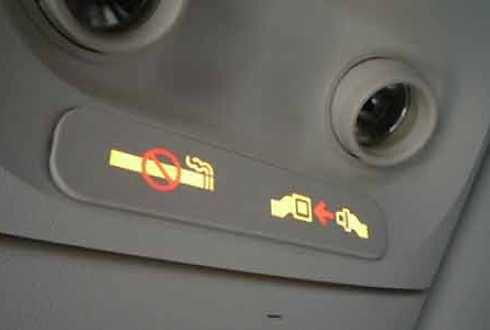 Ghế ngồi trên máy bay luôn có cảnh báo cấm hút thuốc lá.