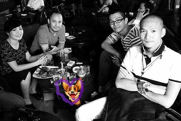 Ali Hùng Cường trong một lần đi cà phê cùng ca sĩ Phương Thanh, Đinh Tiến Đạt (giữa) và nhiếp ảnh Thành Nguyễn. 