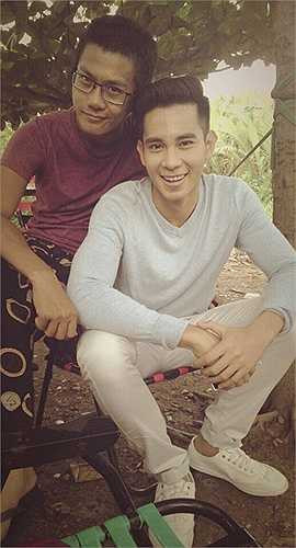 Ali chụp cùng Hồ Vĩnh Khoa trên trường quay 'Con ma nhà họ Vương'.