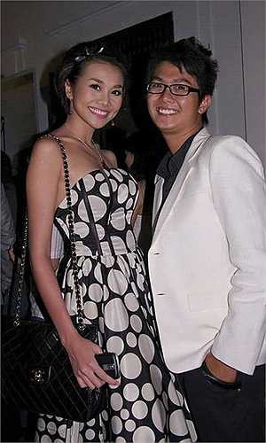 Ali Hùng Cường khoe ảnh trong một lần 'đọ chân dài' cùng siêu mẫu Thanh Hằng.