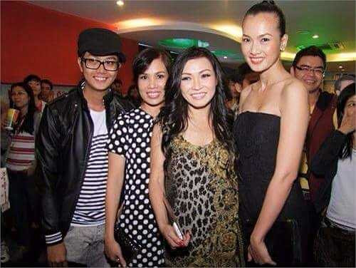 Ali Hùng Cường trong một lần đi sự kiện ra mắt phim cùng diễn viên Lê Hoá, ca sĩ Phương Thanh và diễn viên Anh Thư. Trong giới nghệ thuật, Ali Hùng Cường thân thiết với Phương Thanh nhất. Anh là người hỗ trợ 'chị Chanh' thực hiện các album và MV gần đây. Khi Ali qua đời, anh còn đang làm một dự án dang dở cùng Phương Thanh.