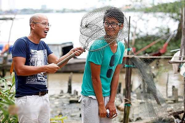 Ali nghịch ngợm vui đùa cùng đạo diễn Vũ Ngọc Đãng. Họ từng được xem là 'cặp bài trùng'.