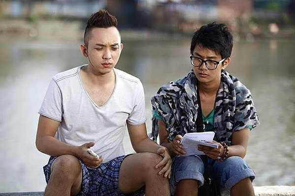 Chàng phó đạo diễn giúp La Quốc Hùng tập diễn xuất trước khi quay 'Vừa đi vừa khóc'. 