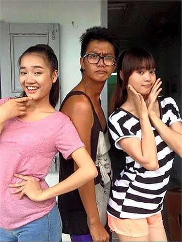 Ali Hùng Cường gọi mình là 'Hoa hậu' khi chụp ảnh cùng Nhã Phương (trái) và Ninh Dương Lan Ngọc. Bộ ba thân nhau sau thời gian làm phim 'Vừa đi vừa khóc'. Khi hay tin Ali qua đời, Lan Ngọc chia sẻ, cô rất bàng hoàng.