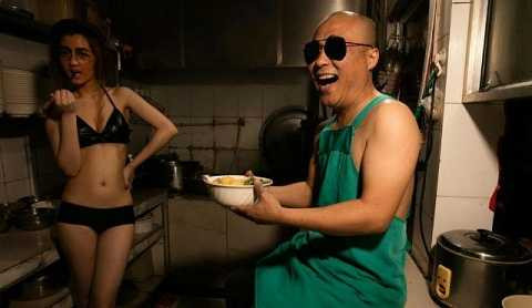 Các chủ hàng ăn ở Sơn Đông thuê mẫu mặc thiếu vải để hút khách. Ảnh Shanghaiist Các chủ hàng ăn ở Sơn Đông thuê mẫu mặc thiếu vải để hút khách. Ảnh Shanghaiist