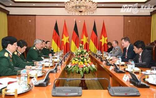 Đoàn đại biểu quân sự cấp cao Việt Nam hội đàm với Đoàn đại biểu cấp cao Bộ Quốc phòng Liên bang Đức - Ảnh: Hồng Pha