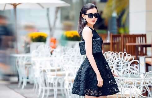 Nữ diễn viên diện váy đen phồng cổ điển mix cùng phụ kiện đồng tone màu.