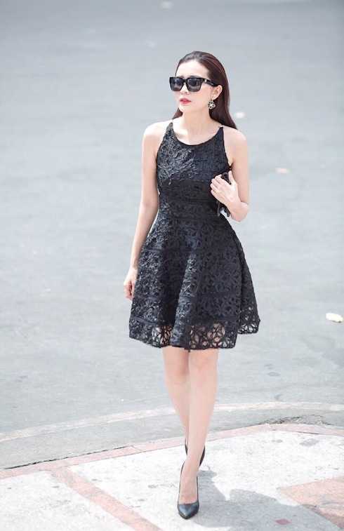 Dù chất liệu ren xuyên thấu nhưng được xử lý tinh tế kèm lớp lót nên giúp người mặc tự tin xuống phố. Chiếc kính Gentle monster đi kèm với Clutch màu đen giúp bộ cánh trở nên hài hoà.
