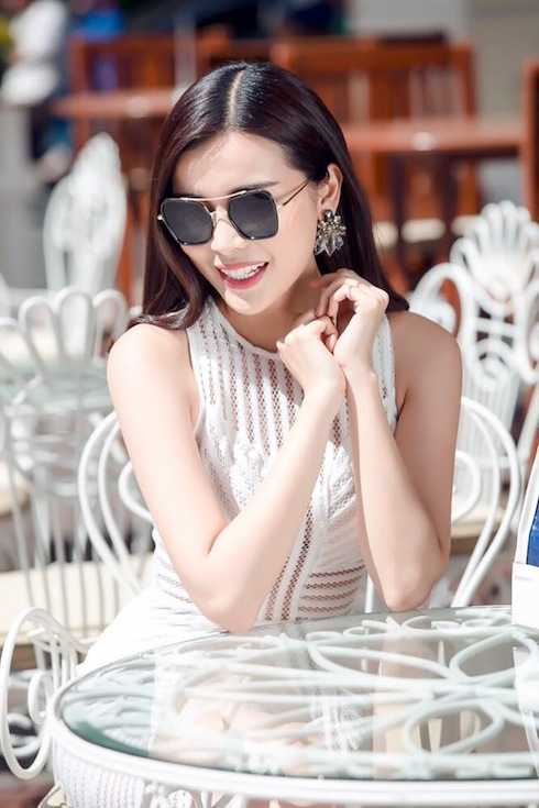 Cơn sốt xuyên thấu vẫn chưa có dấu hiệu dừng lại, Cao Thái Hà tự tin khoe vóc dáng trong bộ cánh ôm sát xuyên thấu đầy tinh tế.