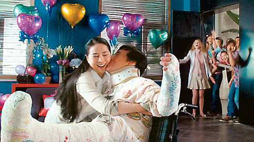 Cảnh ngọt ngào của vợ chồng Thành Long trong phim 12 con giáp