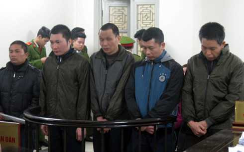 Các tài xế xe buýt tại phiên tòa sơ thẩm.