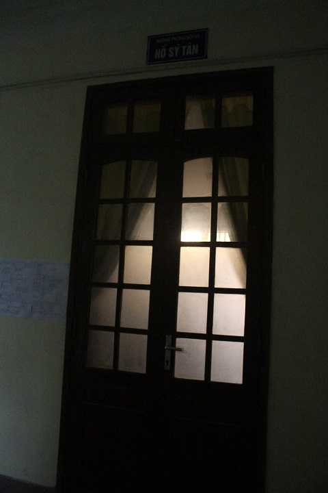 Cửa phòng làm việc của ông Hồ Sỹ Tân - Trưởng phòng nội vụ UBND TP Vinh khóa trái