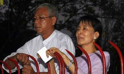 Ông Htin Kyaw chụp ảnh chung với bà Aung San Suu Kyi năm 2010. (Nguồn: AFP) Ông Htin Kyaw chụp ảnh chung với bà Aung San Suu Kyi năm 2010. (Nguồn: AFP)