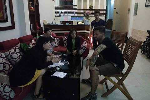 Tổ liên ngành 43 và Thanh tra Sở VHTTDL TP Đà Nẵng xác minh vụ việc vào đêm 8/3 (Ảnh: Trang QLĐT Đà Nẵng). Tổ liên ngành 43 và Thanh tra Sở VHTTDL TP Đà Nẵng xác minh vụ việc vào đêm 8/3 (Ảnh: Trang QLĐT Đà Nẵng).