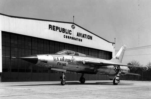 Chiếc F-105D đầu tiên (c/n 58-1146) lăn bánh ra khỏi nhà máy sản xuất.