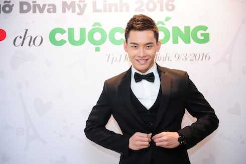 Giải Bạc Siêu mẫu Mạnh Khang cũng vừa giành giải Nhất cuộc thi 'Vẻ đẹp VTV' với tư cách BTV của VTV6 giữ vai trò MC của sự kiện.