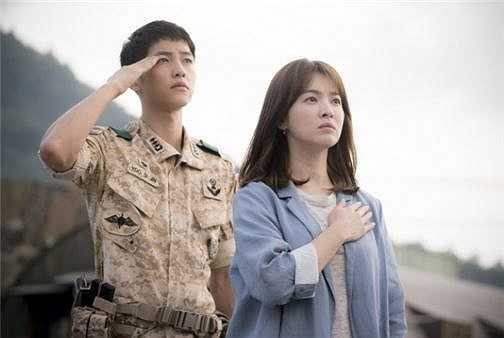 Hậu duệ của mặt trời (Descendants of the sun) là bộ phim hot nhất màn ảnh xứ Hàn hiện nay. Phim kể về mối tình đậm chất ngôn tình giữa đại úy Yoo Shi Jin (Song Joong Ki) và bác sĩ Kang Mo Yeon (Song Hye Kyo). 