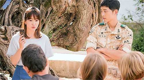 Ngay từ tập 1 mới phát sóng, bộ đôi Song Joong Ki và Song Hye Kyo đã khiến khán giả 'phát sốt' bởi những câu thoại mùi mẫn, tình cảm. Bên cạnh lối kể chuyện nhẹ nhàng, lãng mạn, vẻ đẹp không tì vết của 'nữ thần' Song Hye Kyo cũng là một điểm nhấn 'đốn tim' người xem. 