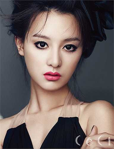 Kim Ji Won sinh năm 1992, sở hữu gương mặt xinh đẹp, cá tính cùng thân hình mảnh mai với chiều cao khá 1m64.