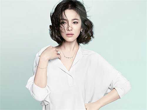 Song Hye Kyo được coi là một trong những ngôi sao tiêu biểu của làn sóng 'Hallyu' khắp châu Á. Người đẹp sinh năm 1981 bắt đầu nổi tiếng nhờ bộ phim Trái tim mùa thu từ năm 2000 với mỹ nam Song Seung Hun. 
