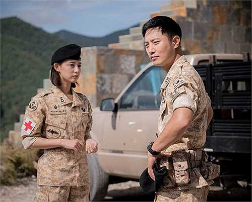 Bên cạnh cặp đôi diễn viên chính do Song Joong Ki và Song Hye Kyo đảm nhận, chuyện tình của chàng đội phó Seo Dae Young do Jin Goo và sĩ quan Yoon Myung Joo do Kim Ji Won thủ vai cũng nhận được sự quan tâm của khán giả. 