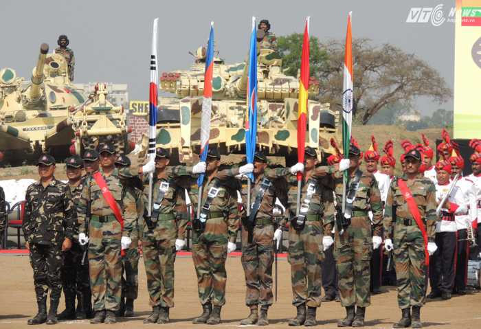 Rước cờ ASEAN và các nước Đồng chủ trì Diễn tập tại Lễ bế mạc