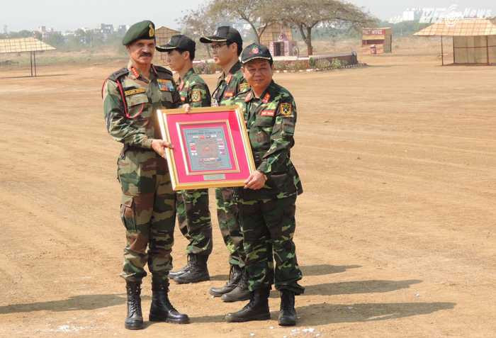 Đại tá Đỗ Trung Giáp, Phó Tham mưu trưởng Binh chủng công binh, Chỉ huy Đội diễn tập, thay mặt Đoàn Việt Nam, nhận kỷ niệm chương Diễn tập FTX-2016